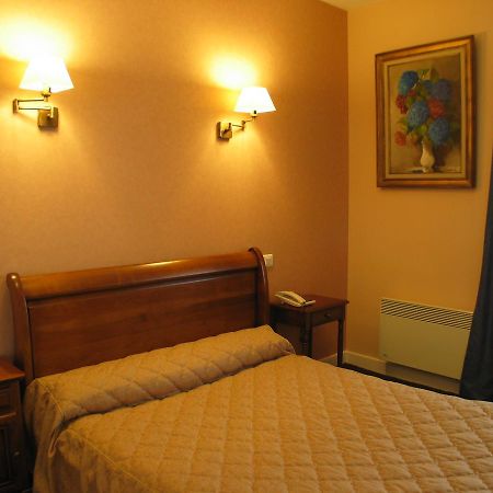 Le Pelican Hotel Rochefort-en-Terre Bagian luar foto