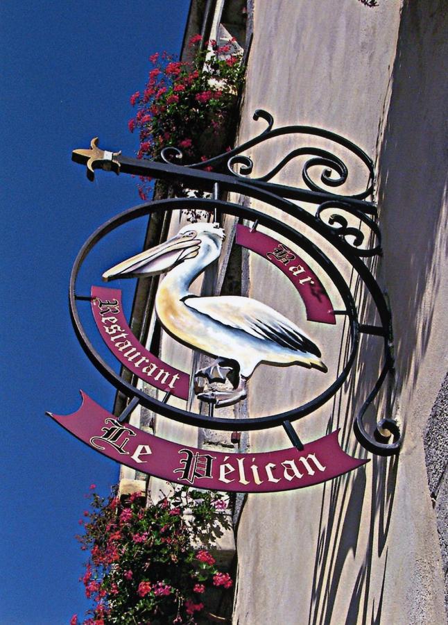 Le Pelican Hotel Rochefort-en-Terre Bagian luar foto